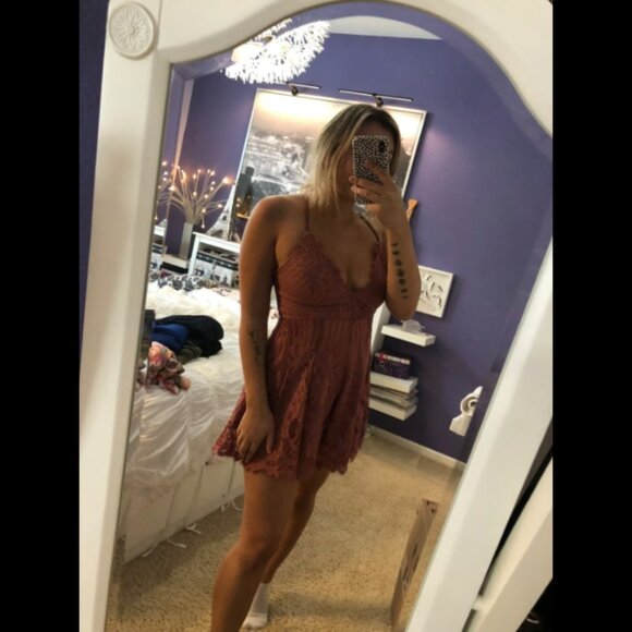 Lulu Dusty Rose Lace Romper with sexy tie back (fits like small / medium) - Picture 5 of 6